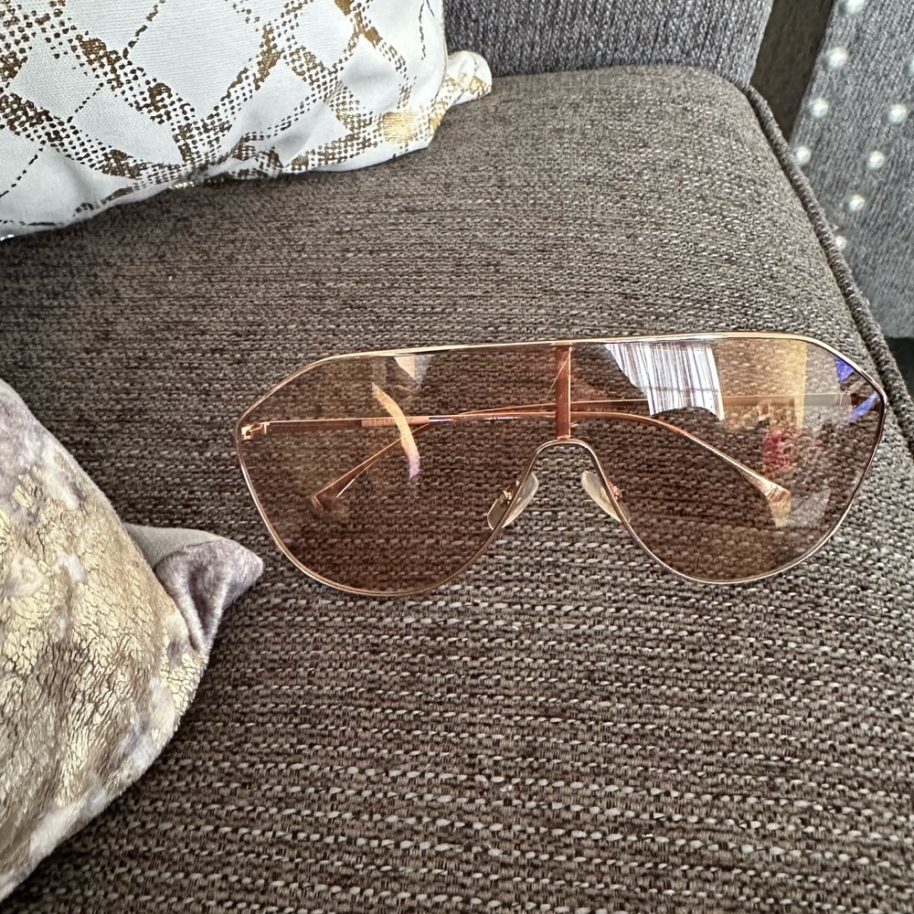 FENDI Sunglasses 🕶️ 🩷